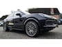 Porsche Cayenne Coupé 3.0 E-Hybrid | Sport Chrono | 22 INCH | Panorama | Head up | Trekhaak | Luchtvering | Memory stoelen 8Voudig
