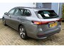 Volkswagen Passat Variant 1.5 eTSI 150 pk | Incl. 12 maanden Garantie | Stoel/stuur verwarming | Achteruitrijcamera | Adaptive cruise controle | Dodehoekdetectie | Parkeersensoren V+A | Navigatie | Apple CarPlay/Android Auto | Draadloze telefoonlader | Climate controle | Lane assist | Keyless start | LED Koplampen | 17 Inch LMV | Schakelmogelijkheid aan stuurwiel |