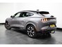 Ford Mustang Mach-E Extended First Edition AWD 98 kWh ALLE OPTIES! | Pano-dak | B&O audio | Technology pack + | 360 Camera | 100% Dealer Onderhouden! | Afneembare Trekhaak | Stuur, Stoel & Voorruit Verwarming | Standkachel | Volledig Lederen Bek