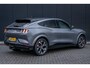 Ford Mustang Mach-E Extended First Edition AWD 98 kWh ALLE OPTIES! | Pano-dak | B&O audio | Technology pack + | 360 Camera | 100% Dealer Onderhouden! | Afneembare Trekhaak | Stuur, Stoel & Voorruit Verwarming | Standkachel | Volledig Lederen Bek