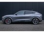 Ford Mustang Mach-E Extended First Edition AWD 98 kWh ALLE OPTIES! | Pano-dak | B&O audio | Technology pack + | 360 Camera | 100% Dealer Onderhouden! | Afneembare Trekhaak | Stuur, Stoel & Voorruit Verwarming | Standkachel | Volledig Lederen Bek