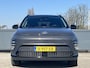 Hyundai Kona Electric Premium 65.4 kWh | Adaptieve cruisecontrol | Contrasterende dakkleur | Warmtepomp & V2L | Lederen bekleding & memory | Allseason banden |