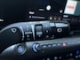 Hyundai Kona Electric Premium 65.4 kWh | Adaptieve cruisecontrol | Contrasterende dakkleur | Warmtepomp & V2L | Lederen bekleding & memory | Allseason banden |