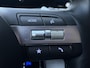 Hyundai Kona Electric Premium 65.4 kWh | Adaptieve cruisecontrol | Contrasterende dakkleur | Warmtepomp & V2L | Lederen bekleding & memory | Allseason banden |