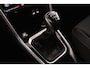 Volkswagen T-Roc Life Edition 1.0 85 kW / 116 pk TSI SUV 6 versn. H and