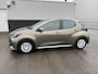 Toyota Yaris 1.5 Hybrid Active Nieuw geleverd en onderhouden Incl: AppleCarPlay/AndroidAuto, Adaptive Cruise control, Climate Control, Metallic lak