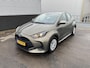 Toyota Yaris 1.5 Hybrid Active Nieuw geleverd en onderhouden Incl: AppleCarPlay/AndroidAuto, Adaptive Cruise control, Climate Control, Metallic lak
