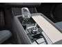 Volvo XC90 T8 Recharge AWD Ultra Dark - Luchtvering - Panorama/schuifdak - IntelliSafe Assist & Surround - 360º Camera - Bowers & Wilkins audio - Verwarmde voorstoelen, stuur & achterbank - Parkeersensoren voor & achter - Elektr. bedienb. voorstoelen met geheugen - Head up display - Draadloze tel. lader - Extra getint glas - Elektr. inklapbare trekhaak - 20' LMV