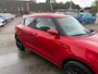 Suzuki Swift 1.0 Stijl Smart Hybrid 112 PK // TREKHAAK // Sportieve Swift // Zwarte Velgen // Spoiler // Rijklaarprijs!