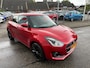 Suzuki Swift 1.0 Stijl Smart Hybrid 112 PK // TREKHAAK // Sportieve Swift // Zwarte Velgen // Spoiler // Rijklaarprijs!