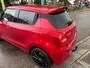 Suzuki Swift 1.0 Stijl Smart Hybrid 112 PK // TREKHAAK // Sportieve Swift // Zwarte Velgen // Spoiler // Rijklaarprijs!