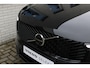 Volvo XC90 T8 Automaat Plug-in hybrid AWD Ultra Dark | Onyx Black Metallic | Panoramadak | 360° camera | Semi Elek. trekhaak |Adapt. Cruise Control | Verwambare- en geventileerde voorstoelen | Verwarmbaar stuurwiel | Bowers & Wilkins audio | Blind Spot | Luchtvering | Gelaagde zijruiten | 22'' Lichtmetalen velgen | Alarmklasse 3 | Elek. Bed. voorstoelen met Memory | Glazen pook |