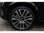 Volvo XC90 T8 Automaat Plug-in hybrid AWD Ultra Dark | Onyx Black Metallic | Panoramadak | 360° camera | Semi Elek. trekhaak |Adapt. Cruise Control | Verwambare- en geventileerde voorstoelen | Verwarmbaar stuurwiel | Bowers & Wilkins audio | Blind Spot | Luchtvering | Gelaagde zijruiten | 22'' Lichtmetalen velgen | Alarmklasse 3 | Elek. Bed. voorstoelen met Memory | Glazen pook |