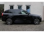 Volvo XC90 T8 Automaat Plug-in hybrid AWD Ultra Dark | Onyx Black Metallic | Panoramadak | 360° camera | Semi Elek. trekhaak |Adapt. Cruise Control | Verwambare- en geventileerde voorstoelen | Verwarmbaar stuurwiel | Bowers & Wilkins audio | Blind Spot | Luchtvering | Gelaagde zijruiten | 22'' Lichtmetalen velgen | Alarmklasse 3 | Elek. Bed. voorstoelen met Memory | Glazen pook |