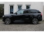 Volvo XC90 T8 Automaat Plug-in hybrid AWD Ultra Dark | Onyx Black Metallic | Panoramadak | 360° camera | Semi Elek. trekhaak |Adapt. Cruise Control | Verwambare- en geventileerde voorstoelen | Verwarmbaar stuurwiel | Bowers & Wilkins audio | Blind Spot | Luchtvering | Gelaagde zijruiten | 22'' Lichtmetalen velgen | Alarmklasse 3 | Elek. Bed. voorstoelen met Memory | Glazen pook |