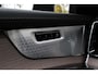 Volvo XC90 T8 Automaat Plug-in hybrid AWD Ultra Dark | Onyx Black Metallic | Panoramadak | 360° camera | Semi Elek. trekhaak |Adapt. Cruise Control | Verwambare- en geventileerde voorstoelen | Verwarmbaar stuurwiel | Bowers & Wilkins audio | Blind Spot | Luchtvering | Gelaagde zijruiten | 22'' Lichtmetalen velgen | Alarmklasse 3 | Elek. Bed. voorstoelen met Memory | Glazen pook |
