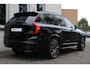Volvo XC90 T8 Automaat Plug-in hybrid AWD Ultra Dark | Onyx Black Metallic | Panoramadak | 360° camera | Semi Elek. trekhaak |Adapt. Cruise Control | Verwambare- en geventileerde voorstoelen | Verwarmbaar stuurwiel | Bowers & Wilkins audio | Blind Spot | Luchtvering | Gelaagde zijruiten | 22'' Lichtmetalen velgen | Alarmklasse 3 | Elek. Bed. voorstoelen met Memory | Glazen pook |