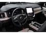 Volvo XC90 T8 Automaat Plug-in hybrid AWD Ultra Dark | Onyx Black Metallic | Panoramadak | 360° camera | Semi Elek. trekhaak |Adapt. Cruise Control | Verwambare- en geventileerde voorstoelen | Verwarmbaar stuurwiel | Bowers & Wilkins audio | Blind Spot | Luchtvering | Gelaagde zijruiten | 22'' Lichtmetalen velgen | Alarmklasse 3 | Elek. Bed. voorstoelen met Memory | Glazen pook |