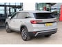 Skoda Kodiaq 1.5 TSI MHEV Business Edition 7p. 7 zits panoramadak wegklapbare trekhaak 19" LMV camera side assist chrome dakrailing multifunctioneel lederen stuurwiel stoelverwarming keyless go privacy glas spiegels elektrich inklapbaar virtual cockpit navigatie ACC adaptieve cruise control draadloos telefoon laden app connect draadloos licht en regensensor ambiente verlichting