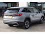 Skoda Kodiaq 1.5 TSI MHEV Business Edition 7p. 7 zits panoramadak wegklapbare trekhaak 19" LMV camera side assist chrome dakrailing multifunctioneel lederen stuurwiel stoelverwarming keyless go privacy glas spiegels elektrich inklapbaar virtual cockpit navigatie ACC adaptieve cruise control draadloos telefoon laden app connect draadloos licht en regensensor ambiente verlichting