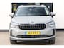 Skoda Kodiaq 1.5 TSI MHEV Business Edition 7p. 7 zits panoramadak wegklapbare trekhaak 19" LMV camera side assist chrome dakrailing multifunctioneel lederen stuurwiel stoelverwarming keyless go privacy glas spiegels elektrich inklapbaar virtual cockpit navigatie ACC adaptieve cruise control draadloos telefoon laden app connect draadloos licht en regensensor ambiente verlichting