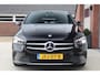 Mercedes-Benz B-klasse 180 AMG-Line Sport velgen 18" - Wegklapbare trekhaak - Widescreen - Camera - Dealeronderhouden - Half leder