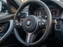 BMW 3-Serie Touring 318i High Executive M-Sport ORG NL PANO HARMAN KARDON HUD CAMERA ELEK TREKHAAK BOMVOL!!!