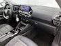 Citroën E-C4 EV Feel Pack 50 kWh 136pk | Navigatie | Achteruitrijcamera | Climate Control | Cruise Control | Parkeersensoren | Winterpakket | Led koplampen | Apple Carplay / Android Auto | Bluetooth | DAB+ radio | Armsteun | Elektrisch inklapbare spiegels | Comfortstoelen | Afwijkende dakkleur | 18" lichtmetalen velgen |
