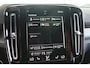 Volvo XC40 T2 R-Design Automaat | Trekhaak | Stoelverwarming | Parkeercamera | 19 INCH | Glossy Black | Keyless