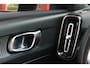 Volvo XC40 T2 R-Design Automaat | Trekhaak | Stoelverwarming | Parkeercamera | 19 INCH | Glossy Black | Keyless