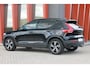 Volvo XC40 T2 R-Design Automaat | Trekhaak | Stoelverwarming | Parkeercamera | 19 INCH | Glossy Black | Keyless