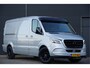 Mercedes-Benz Sprinter 319 3.0 CDI V6 L2H1 AUT. LED, 3.5T TREKHAAK, LUCHTVERING, ADAPT. CRUISE, 360 CAMERA, MBUX 10'', STOELVERWARMING, STANDKACHEL, VOORRUIT VERWARMING, CLIMA