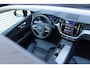 Volvo XC60 T6 AUT8 350PK Plus Dark | Adaptive Cruise & Pilot Assist | 360 Camera | Stoel&Stuurverwarming | Verwarmbare Achterstoelen | Apple Carplay/Android Auto | Schuif-/kanteldak | Draadloze Telefoonlader | Elektr. Achterklep | Semi Elektr. Trekhaak |