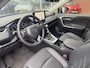 Toyota RAV4 2.5 Hybrid Style LEER STOEL/STUURVERW NAVI KEYLESS PARK-SENSOREN CAMERA CLIMA EL-ACHTERKLEP APPLE/ANDROID 18'' LM-VELGEN