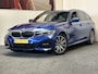 BMW 3-Serie TOURING 330e xDRIVE 4x4 PHEV HIGH EXECUTIVE M PAKKET LEDER/ALCANTARA NAVIGATIE CRUISE CONTROL PANORAMA SCHUIF/KANTELDAK APPLE CARPLAY/ANDROID KEYLESS GO UITKLAPBARE TREKHAAK PDC ZEER MOOI !! 3010