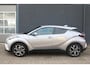 Toyota C-HR 1.8 Hybrid Style Ultimate NL-Auto | Automaat | Navigatie | Camera | Climate Controle | Cruise Control | Radio-DAB-USB | JBL-Geluidssysteem | Stoelverwarming | LM-velgen | Parkeersensoren | Trekhaak | Dealer onderhouden