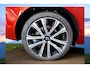 Volvo XC60 2.0 T8 AWD Recharge LONG RANGE 335kW/455pk Aut8 Ultimate Dark LUCHTVERING + HARMAN/KARDON + PANORAMADAK + EL.TREKHAAK + STOELMASSAGE + STOELVERWARMING&-VENTILATIE + 360 CAMERA + KEYLESS + PARKSENSOREN + 21" LM-VELGEN!!