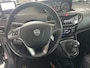 Lancia Ypsilon 0.9 TwinAir Platinum Automaat - Airco - Mistlampen voor - Parkeersensoren achter - Navigatie - Stuur multifunctioneel - Radio/mp3 speler - Licht metalen velgen 15 inch -
