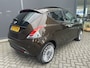 Lancia Ypsilon 0.9 TwinAir Platinum Automaat - Airco - Mistlampen voor - Parkeersensoren achter - Navigatie - Stuur multifunctioneel - Radio/mp3 speler - Licht metalen velgen 15 inch -