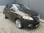 Lancia Ypsilon 0.9 TwinAir Platinum Automaat - Airco - Mistlampen voor - Parkeersensoren achter - Navigatie - Stuur multifunctioneel - Radio/mp3 speler - Licht metalen velgen 15 inch -