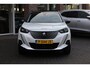 Peugeot e-2008 EV Allure Première 3-FASEN!! 2xPDC CAMERA CARPLAY DAB+ SMART CRUISE HALFLEER CLIMA 17"LMV
