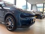 Lynk & Co 01 1.5 6.6kw laadvermogen!!,Automaat,Panoramadak/360° Camera/Keyless/Sfeerverlichting/Lane assist/Adaptive Cruise Control/Navigatie/Apple Carplay/Spraakbediening,Climate control/Stoelverwarming/Dodehoek detectie/Elektrisch sluitende achterklep/Elektrisch ver