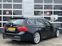 BMW 3-Serie Touring 318i Corporate Lease M Sport Edition | Navigatie | LM Velgen 18" | Elektrisch Glazen Panoramadak | Cruise Control | PDC Achter | Voorstoelen Verwarmd | Airco | Meeneemprijs! |