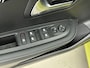 Peugeot e-208 EV Style 50 kWh 136pk | Accu SOH 100% | Navigatie | Climate Control | Cruise Control | Parkeersensoren v+a | Stoelverwarming | Keyless | Apple Carplay / Android Auto | DAB+ radio | Led koplampen | Elektrisch inklapbare spiegels | Armsteun | Donker getint glas | 16" lichtmetalen velgen |