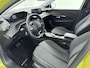 Peugeot e-208 EV Style 50 kWh 136pk | Accu SOH 100% | Navigatie | Climate Control | Cruise Control | Parkeersensoren v+a | Stoelverwarming | Keyless | Apple Carplay / Android Auto | DAB+ radio | Led koplampen | Elektrisch inklapbare spiegels | Armsteun | Donker getint glas | 16" lichtmetalen velgen |