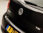 Volkswagen Polo 1.2 TSI Black Sport (APPLE CARPLAY, NAVIGATIE, CLIMATE, CRUISE, STOELVERWARMING, CAMERA, PARKEERSENSOREN, SPORTSTOELEN, LM VELGEN, NIEUWE APK, NIEUWSTAAT)