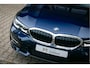 BMW 3-Serie Touring 330i Aut. | High Executive | Luxury Line | Head-Up Display | Navigatie incl. Apple CarPlay | HIFI | Achteruitrijcamera | Sportstoelen | 17" LM Velgen |