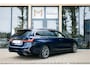 BMW 3-Serie Touring 330i Aut. | High Executive | Luxury Line | Head-Up Display | Navigatie incl. Apple CarPlay | HIFI | Achteruitrijcamera | Sportstoelen | 17" LM Velgen |