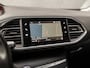 Peugeot 308 SW 1.2 PureTech Sport (APPLE CARPLAY, GROOT NAVI, TREKHAAK, PARKEERSENSOREN, SPORTSTOELEN, CRUISE, DAB+, LM VELGEN, NIEUWE APK, NIEUWSTAAT)