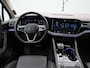 Volkswagen Touareg 3.0 TSi eHybrid 4MOTION Elegance 381 PK | V6 | Luchtvering | Plug-In | Nightvision | Panorama Dak | Trekhaak | Head-Updisplay | Stoelverwarming Voor & Achter | Dynaudio | Geheugenfunctie stoelen | Dealer Onderhouden